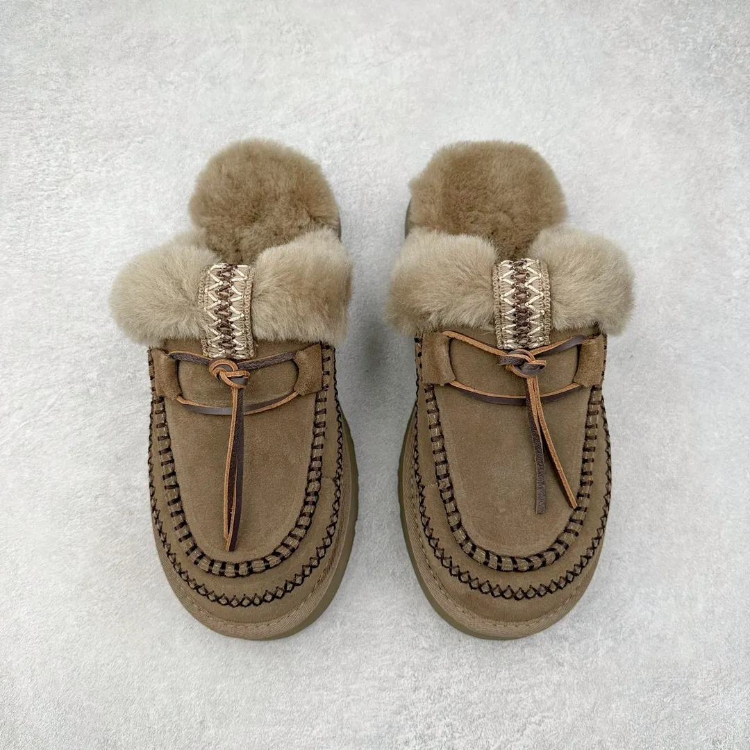 Pick up locally 💰520 UGG 8260 Alpine half-mug autumn and winter sheep fur integrated snow boots. All shoes are made of ZP. Longfeng A-grade Australian imported sheep fur integrated brand OEM production line. Fully follow the ZP process. OEM original pattern maker. Adhering to the principle of no original shoes and no development selection. Pay attention to every detail. The most authentic version on the market. TREADLITE "Light Wing" technology outsole. Lightweight/durable/flexible/pile size: 35 36 37 38 39 40 Coding: by2936070